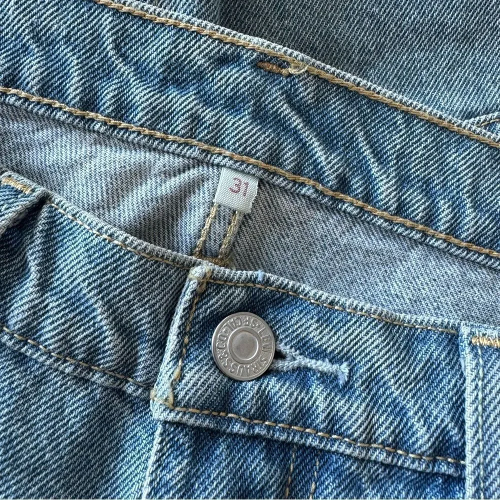 NEW Levi’s High Rise Iconic Red Tab Distressed Light Wash Denim Mini Skirt Sz 31
